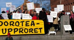 När landstinget drog in ambulans och akutvårdsplatser fick Doroteaborna nog. I över tre månader har man ockuperat sjukstugan i protest mot neddragningarna. Här har man tagit sig till Umeå för att uttrycka sitt missnöje. Bild: Bertholof Brännström