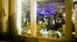 Polisen söker genom aktivitetshuset Utkanten under en razzia 2009. Bild: Anders Paulsson