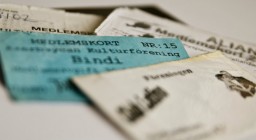 Slitna medlemskort från några av de klubbar där Malmöborna släckte törsten och dansade under seklets början. Bild: Anders Paulsson