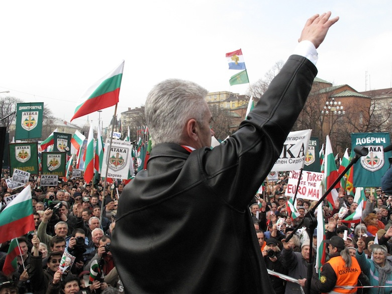Atakas partiledare Volen Siderov talar till 20 000 nationalister framför kyrkan Alexander Nevsky, Sofia. Nationaldagen 3 mars, 2009.