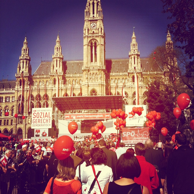 Tusentals 1maj-firare framför stadshuset i Wien. Bild: Elizabeth.