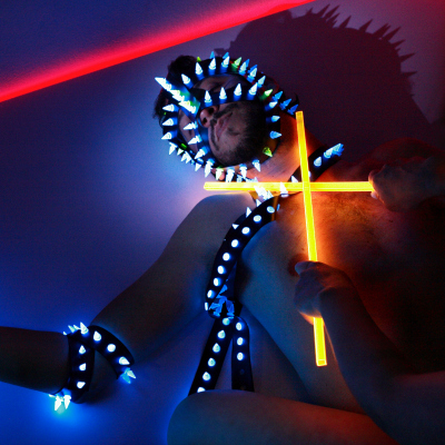 Blacklight BDSM. BILD: Beo Beyond