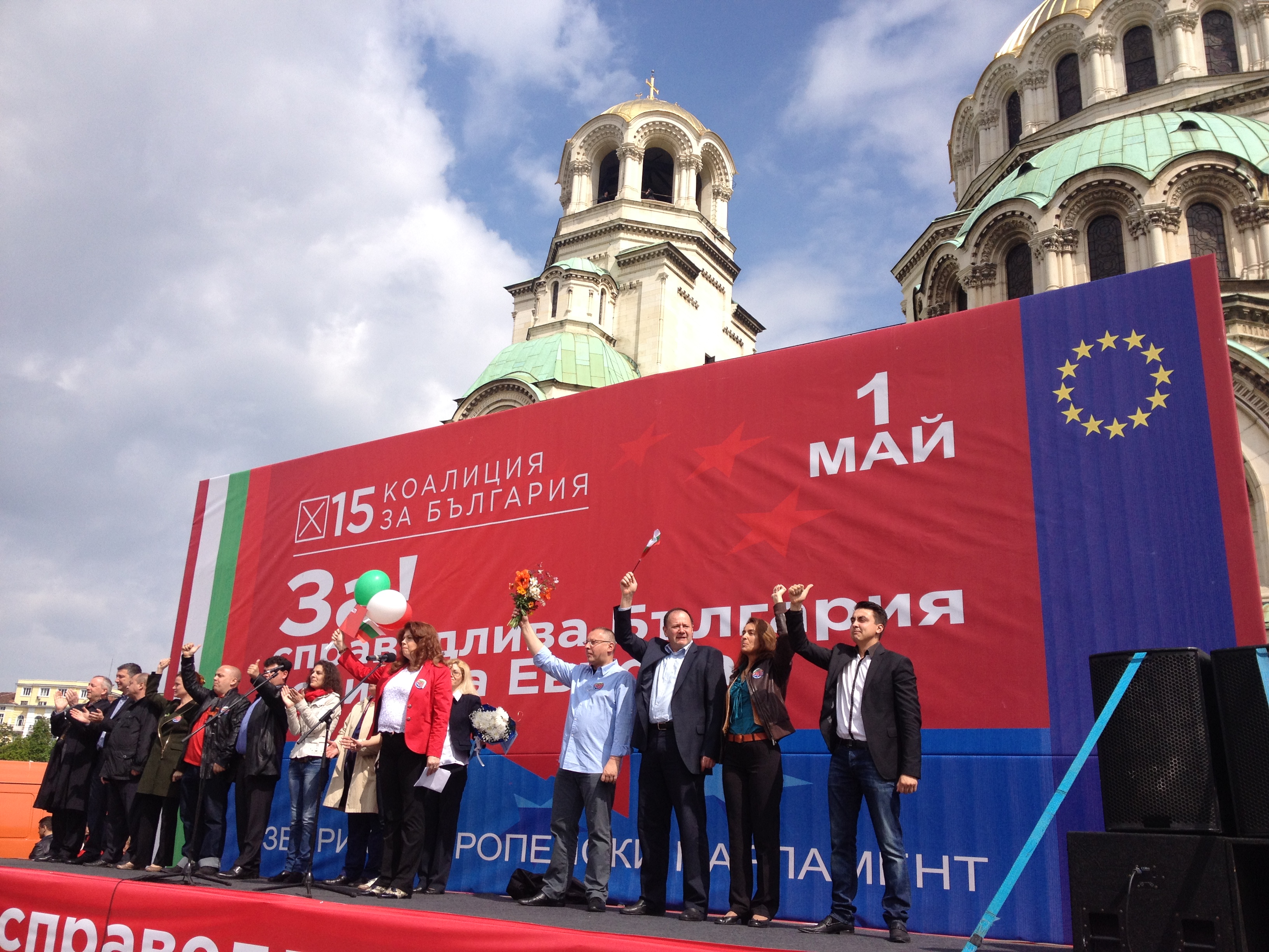 Socialistpartiet BSP manifesterar på förstamaj utanför Alexander Nevski katedralen i centrala Sofia. Bild: Maria Georgieva