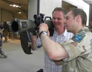 Peter Rådberg med en granat. Foto: Fredrik Malm/Flickr