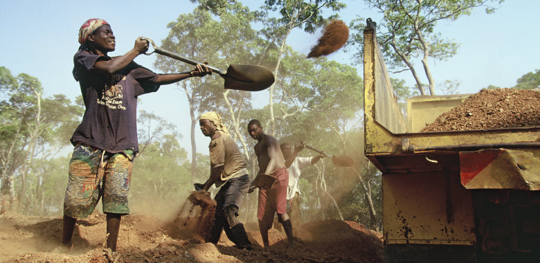 Road construction in Mozambique. © Victor Brott. Picture from Sida photo archive. Foto: Flickr/SIDA