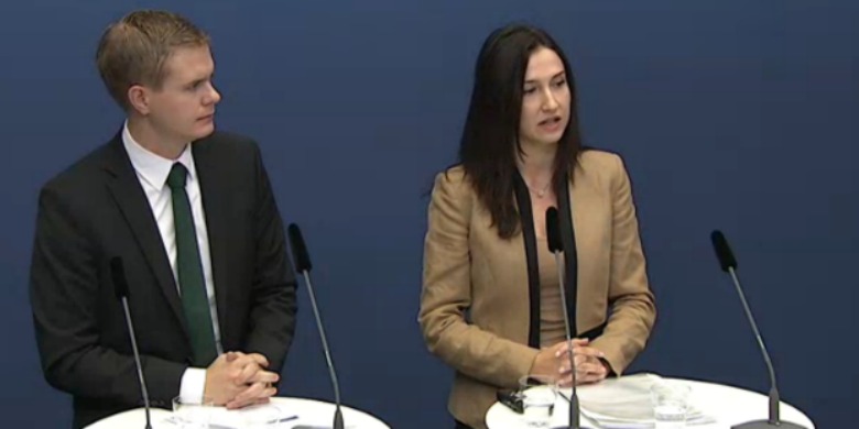 Gustav Fridolin och Aida Hadzialic Bild: Skrämdump regeringens presskonferens