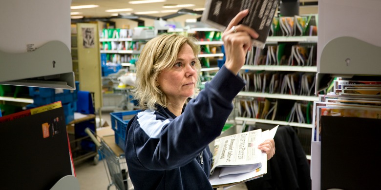 Maja Uhlán i postsorteringen. Foto: Daniel Roos.