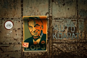 Orbán-kritisk affisch.