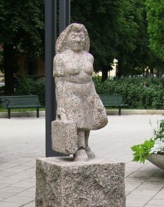 Skultpuren ”Husmorssemester” av Olof Thorwald Ohlsson (1973) föreställer en kvinna med resväska och står i Tessinparken i Stockholm.