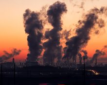 En fabrik som spyr ut rök ur flera skorstenar