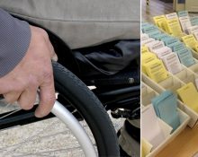 En person i rullstol och en hylla för valsedlar vid ett svenskt val