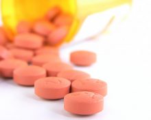 Piller utspillda ur en amerikansk läkemedelsburk