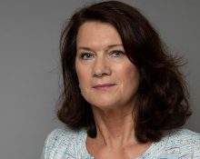 Porträttbild på Ann Linde med allvarligt ansiktsuttryck