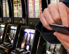 BIld på enarmade banditer på rad i ett casino och en infälld bild av manshänder som spelar på en mobiltelefon
