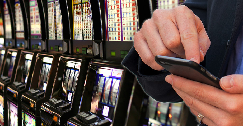 BIld på enarmade banditer på rad i ett casino och en infälld bild av manshänder som spelar på en mobiltelefon