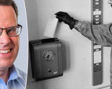 Porträttbild på Göran Kecklund i blå skjorta och en svartvit bild på en gruvarbetare som stämplar in sitt kort i en gammal typ av stämpelklocka