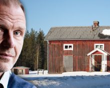 Porträttbild på Jonas Nordling infälld i en bild av ett tomt hus, med sliten faluröd färg i ett vinterlandskap