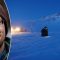 En porträttbild på Mats Björkman i varm mössa och en bild på en forskare i ett snötäckt och bergigt Arktis. Forskaren ser ut att granska markytan. Det är mörkt och i bakgrunden står en skoter med strålkastare på.