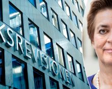 En porträttbild på riksrevisorn Helena Lindberg, som ser allvarlig ut och tittar rakt in i kameran. Samt en bild på fasaden till Riksrevisionens kontor på Nybrogatan 55 i Stockholm, med myndighetens skylt i fokus