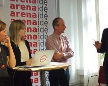 Bild på de fyra deltagarna inbegripna i samtal under seminariet. Christer Gerdes från Riksrevisionen talar och gestikulerar. I bakgrunden syns Arena Idés logotyp på en vepa.