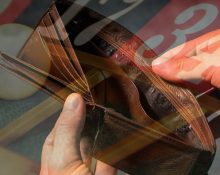 Ett bildmontage där man ser händerna på en person som öppnar sin tomma plånbok. I bakgrunden skymtar ett roulettebord