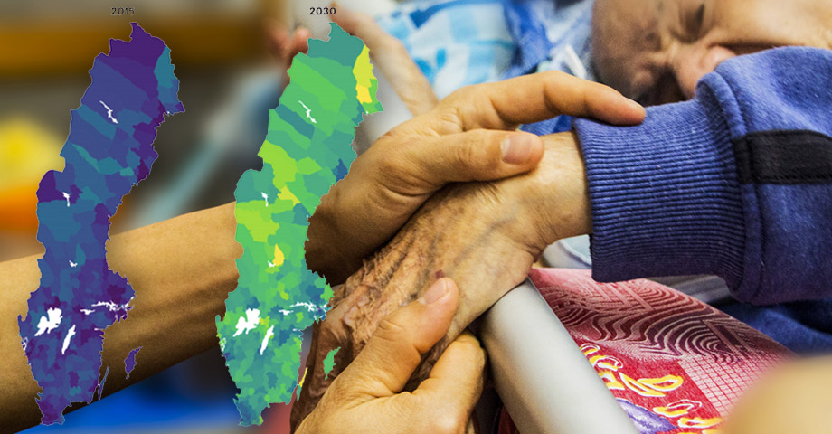 En närbild på en äldre människas hand som en vårdpersonal håller i, en äldre man i en sjukhussäng skymtar i bakgrunden