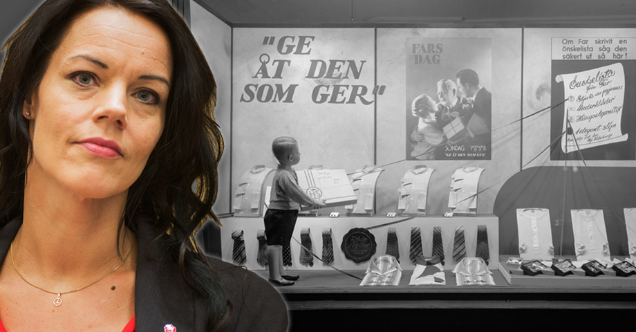 Porträttbild på Veronica Palm infälld i en svartvit bild på ett skyltfönster med reklam för Fars dag
