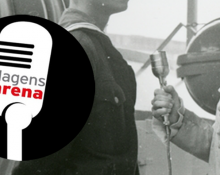 Dagens Arenas logotyp för poddar som visar en mikrofon i en svart cirkel, infälld i en svartvit bild på en kvinna som intervjuar en man