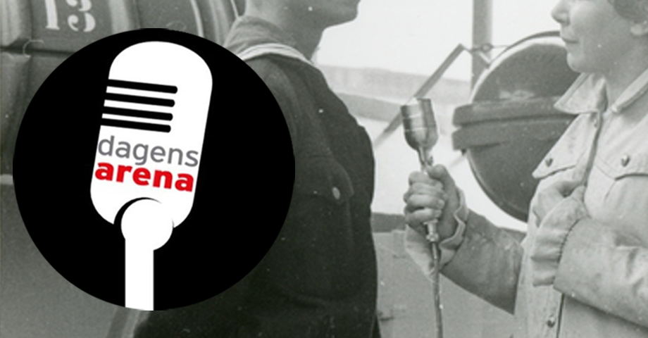 Dagens Arenas logotyp för poddar som visar en mikrofon i en svart cirkel, infälld i en svartvit bild på en kvinna som intervjuar en man