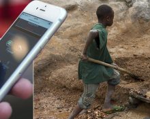 Bild på en hand med en Iphone, infälld framför en bild på en ung pojke som gräver upp metaller med en spade i Kongo-Kinshasa