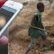 Bild på en hand med en Iphone, infälld framför en bild på en ung pojke som gräver upp metaller med en spade i Kongo-Kinshasa