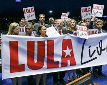 Anhängare till Lula da Silva med en banderoll med texten "Lula Libre" / Frige Lula