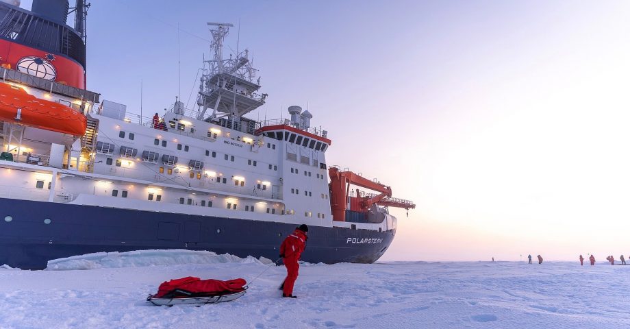 Forskere leter etter nye svar på klimaet under isen