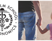Handelshögskolan i Stockholms logotyp samt en man och ung flicka, vända från kameran, som håller hand.